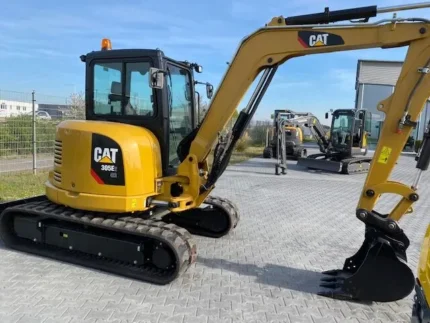 Mini-Pelle Caterpillar 303.5ECR – 2015 – 3,5T – Cabine Climatisée, Révisée, 3 Godets